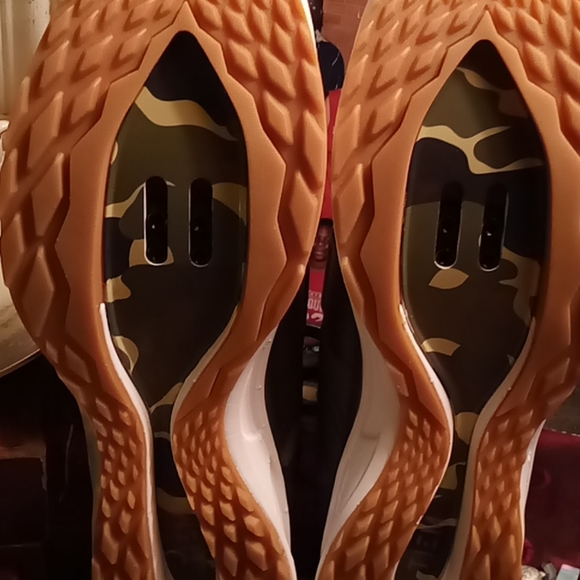 Athletic shoes - Picture 6 of 6